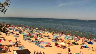 Zdjęcie do materiału video Lubicie wakacyjny ścisk? Polskie plaże przeżywają prawdziwe oblężenie – takich tłumów w&nbsp;tym roku jeszcze nie było [film]&nbsp;