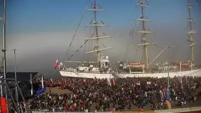 Zdjęcie z nowości Dar Młodzieży dziś kończy Rejs Niepodległości dookoła świata. Właśnie przybija do portu w Gdyni - zobacz na żywo.