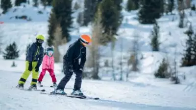 Dobierz odpowiednią długość nart do wzrostu dziecka. 