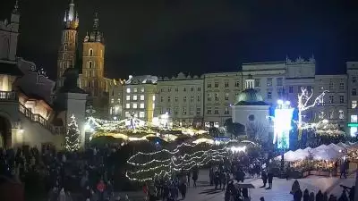 Ujęcie na wypełniony po brzegi Krakowski Rynek w świątecznej odsłonie.
