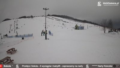 Zdjęcie z nowości NOWOŚĆ - PRZEŁĘCZ SOKOLA - wyciągi narciarskie. Ośrodek znajduje się w Górach Sowich w Sudetach. Oferuje 6 wyciągów o różnym stopniu trudności oraz dwie szkółki narciarskie.
