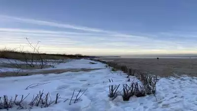 Widok na plażę we Władysławowie zimą