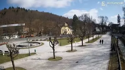 Widok z nowej kamery na deptak w Krynicy-Zdroju.