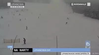 Stoki narciarskie z dzialajacymi kolejami linowymi.