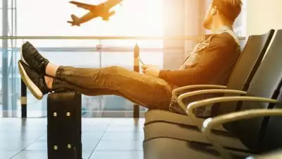 Mężczyzna czekający na swój lot na wakacje.
