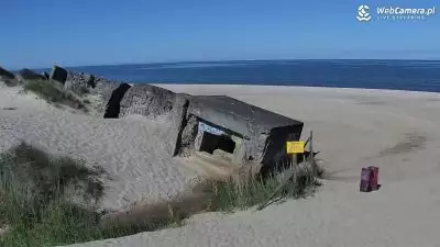 Plaża w Bobolinie z widokiem na bunkry.