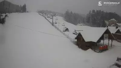 Pusty i zaśnieżony stok w centrum Jaworzyny - Krynickiej - HENRYK SKI 