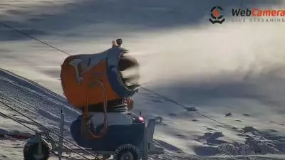 Widok z Kamery na pracującą armatkę śnieżną 