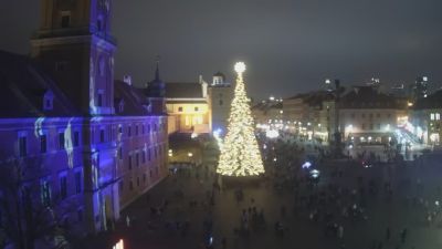 Widok na rynek w Warszawie, ozdobna choinka na Placu Zamkowym. 