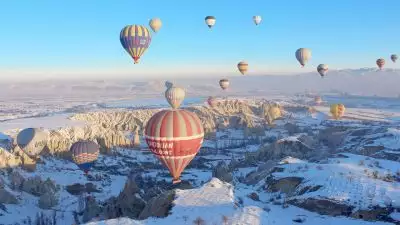 Turecka Kapadocja to region, do którego turyści przybywają tłumnie nie tylko latem, ale też zimą.