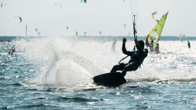 W windsurfingu prowadzi się ją płasko, za to w kitesurfingu, podobnie jak na snowboardzie