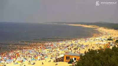 Widok z Kamery na zatłoczone plaże nad Bałtykiem 