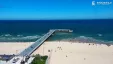 Widok na Molo i piaszczystą plażę w Kołobrzegu.