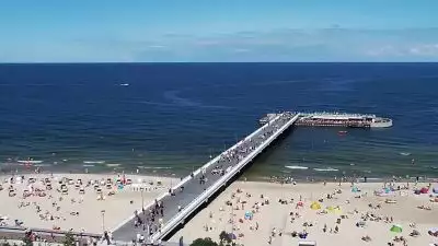 Widok na Molo i piaszczystą plażę w Kołobrzegu.