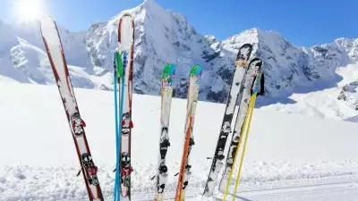 Długość nart zależna od wzrostu narciarza - narty powinny liczyć około 20 centymetrów więcej niż nasz wzrost w przypadku nart klasycznych