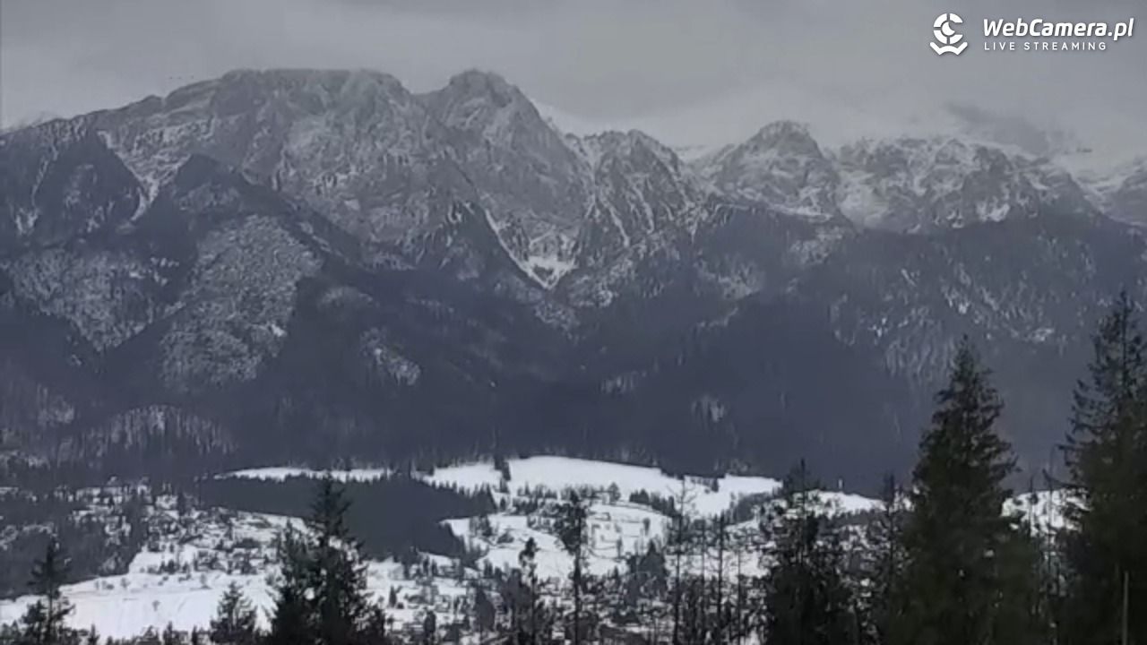 Ze szczytu Gubałówki ukazuje się niesamowita panorama Tatr, która przyciąga wielu turystów.
