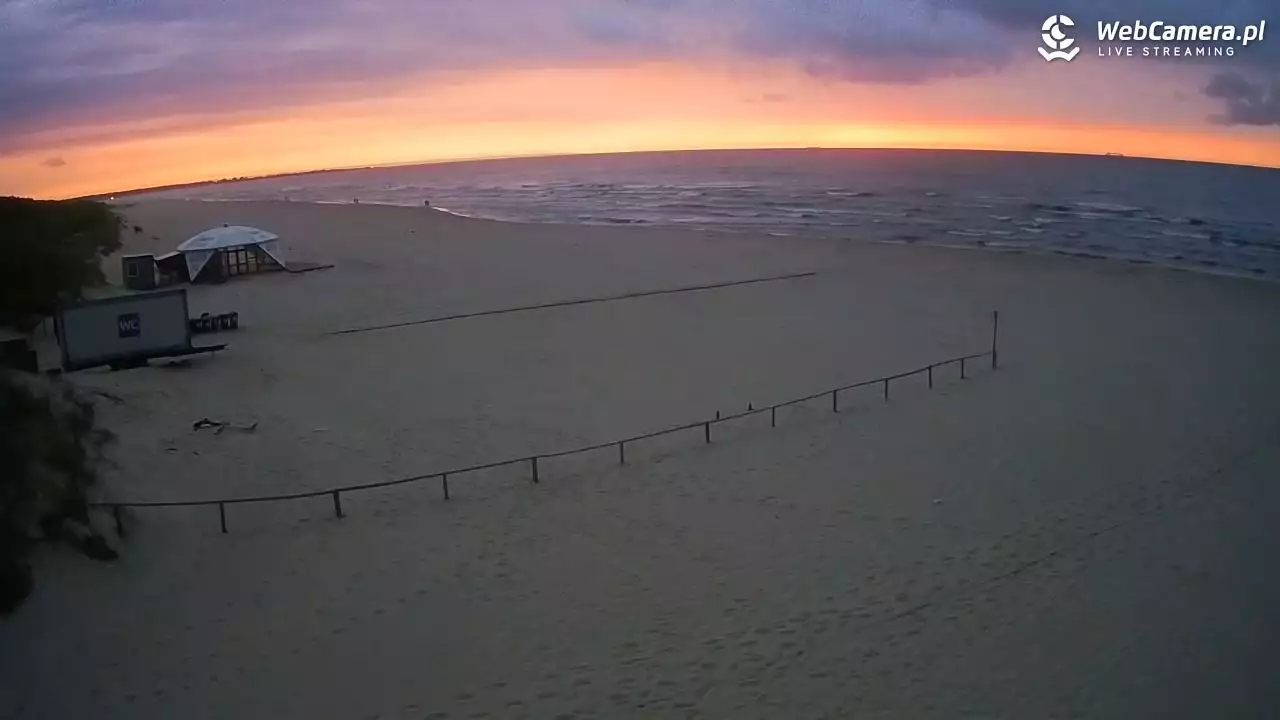 Widok po zachodzie słońca na plażę w Jantarze
