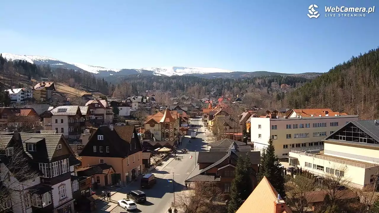 widok z kamery internetowej na centrum Karpacza i ośnieżone szczyty Śnieżki