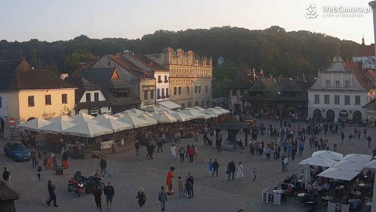 W centralnym punkcie Kazimierza Dolnego znajduje się zabytkowa studnia, na którą możecie spoglądać z kamery.