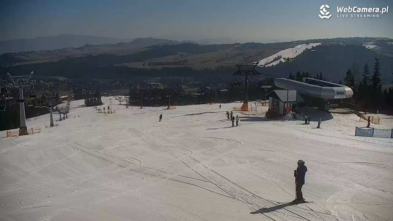 Widok na trasy i wyciągi narciarskie na Kotelnicy