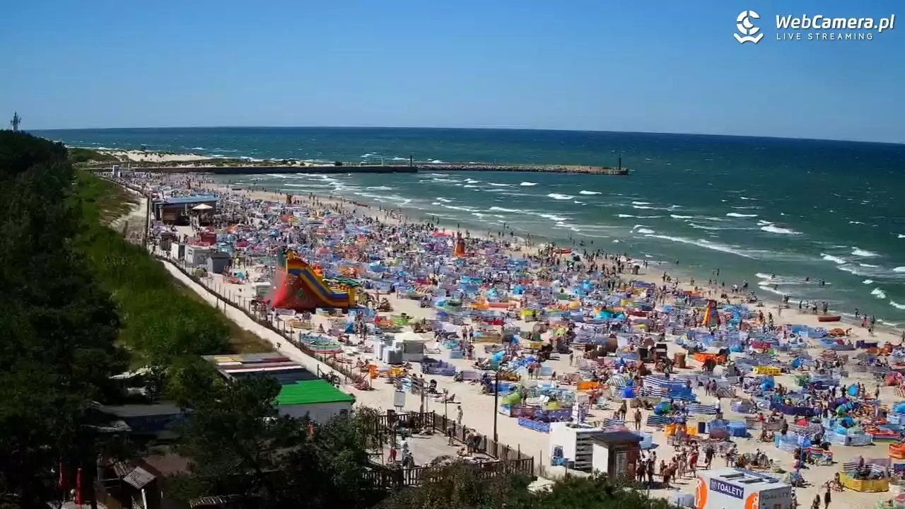 zdjęcie: Widok na zatłoczoną plażę w Łebie - lipiec 2022.