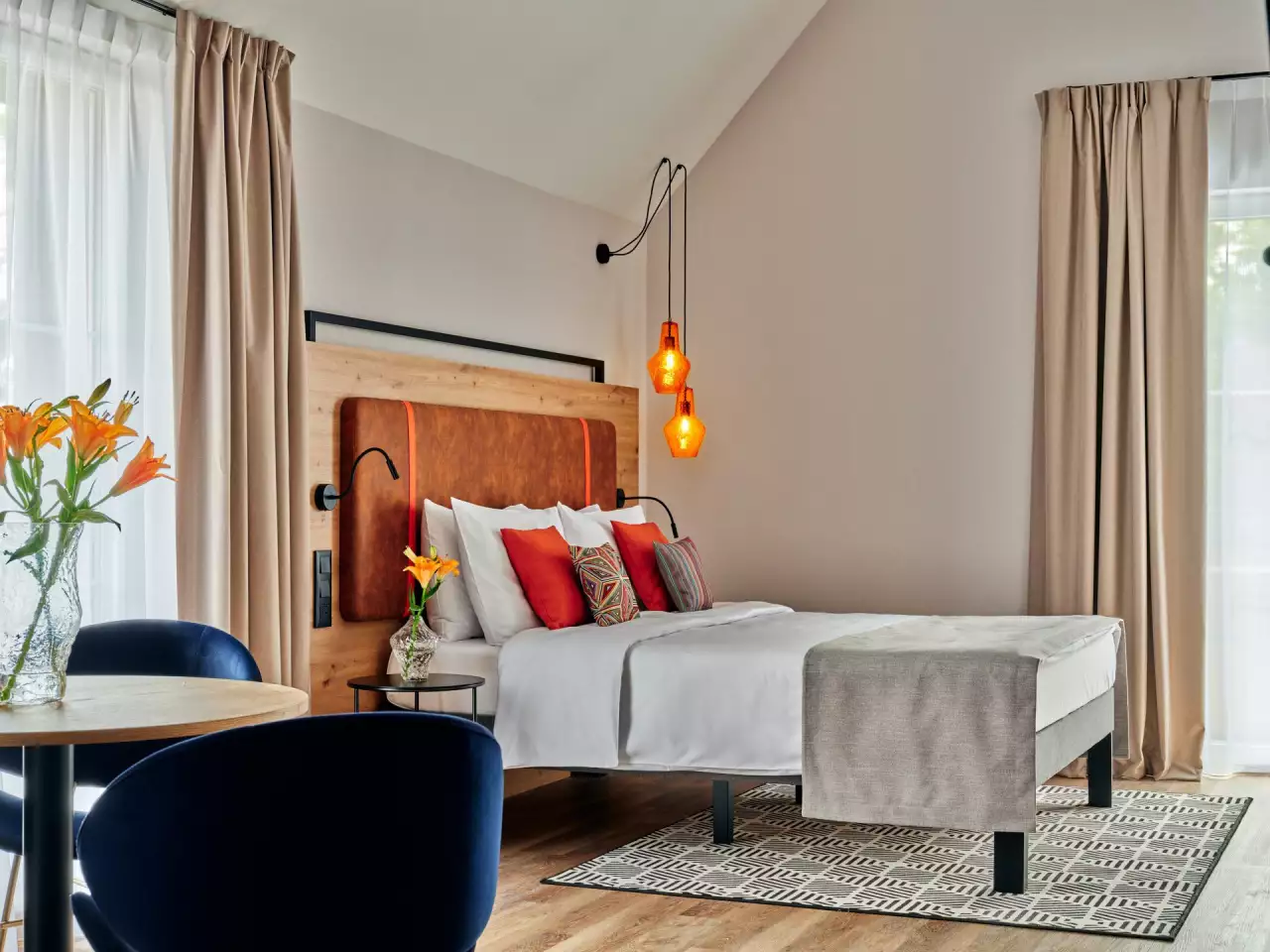 W hotelu znajduje się 140 przestronnych i komfortowych apartamentów, urządzone są w nowoczesnym stylu.