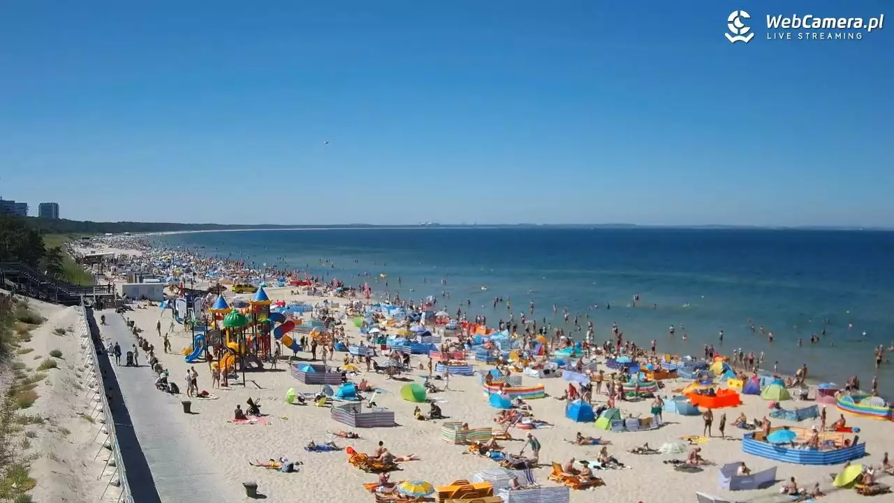 zatłoczona plaża w Międzyzdrojach - lato 2022r.