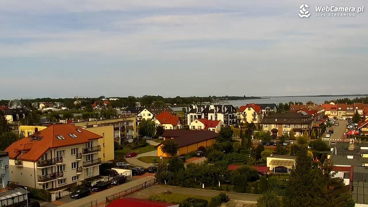  W oddali kamera ujmuje panoramę na jezioro Jamno 
