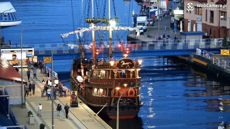 Zdjęcie przycumowanego pirackiego statku wycieczkowego w Darłówku