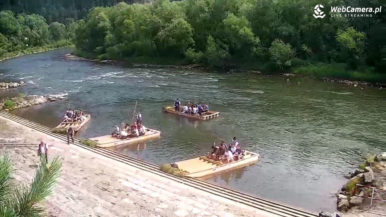  Widok na łodzie, turystów i flisaków