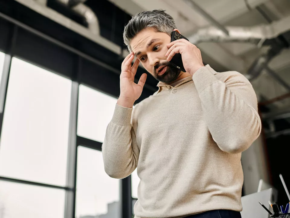 Zmartwiony mężczyzna rozmawiający przez telefon