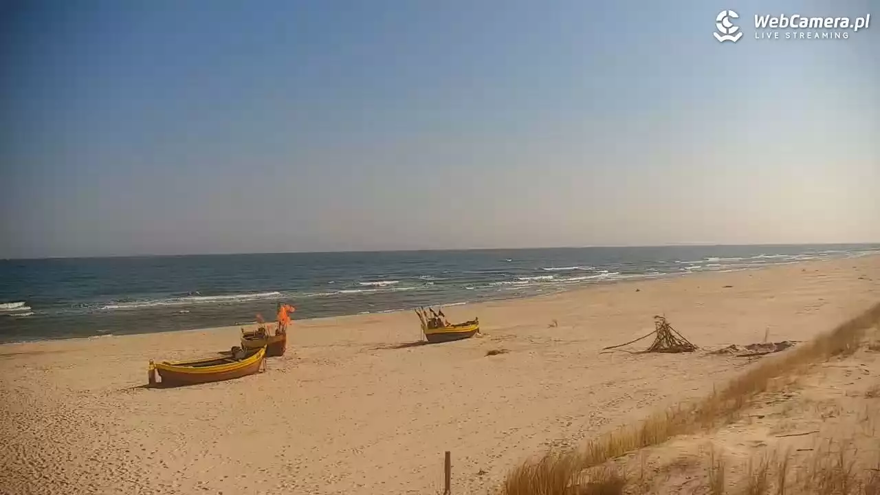 Widok na plażę i kutry rybackie w Dębkach
