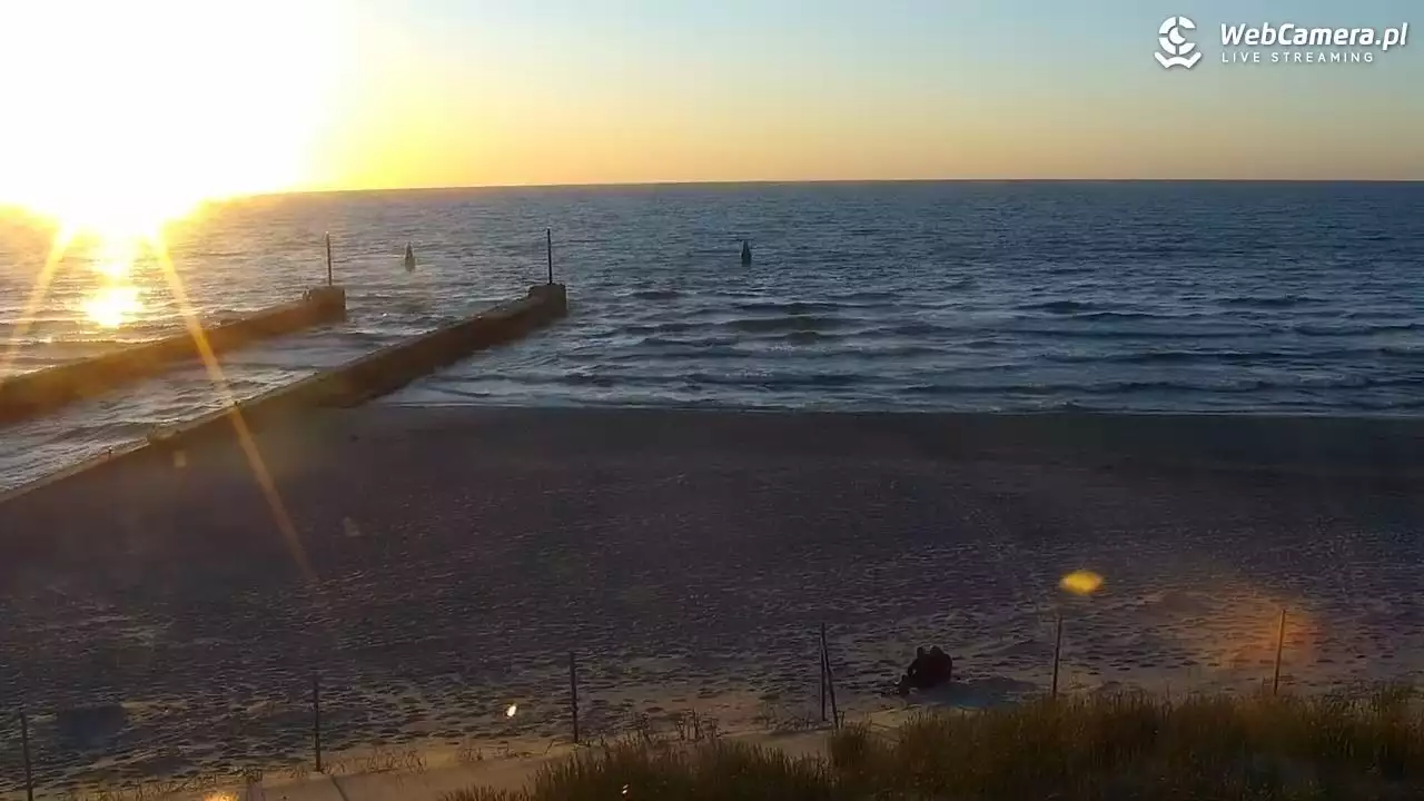 Widok na plażę w Dźwirzynie przy blasku zachodzącego słońca