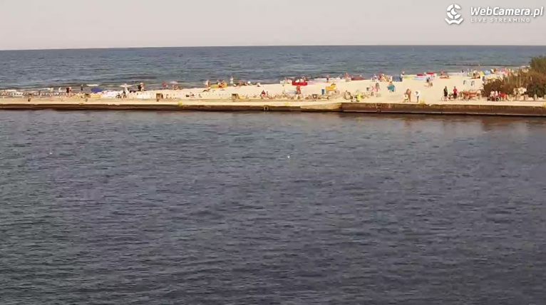 Widok na część plaży w Mrzeżynie w sezonie letnim