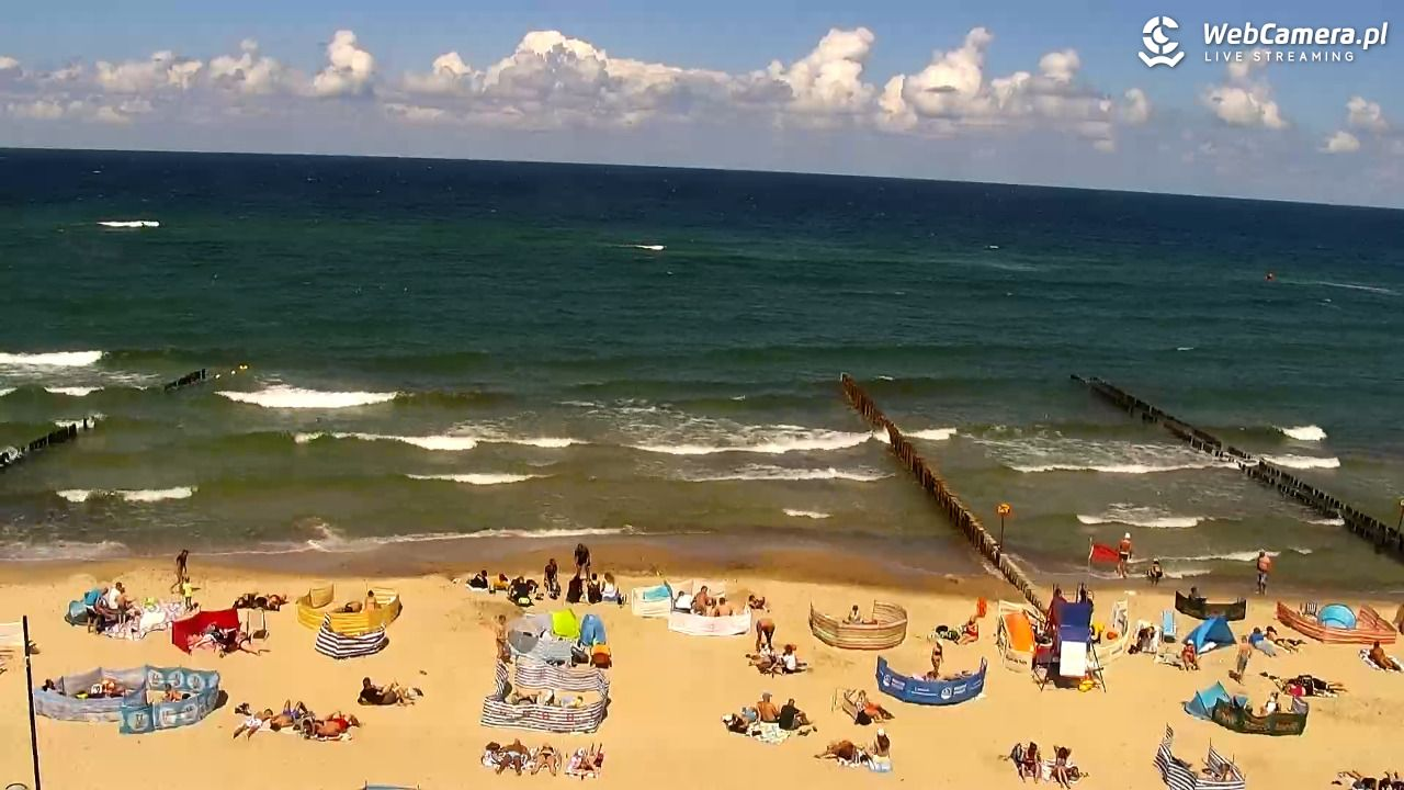  Plaża ciągnie się wzdłuż promenady, gdzie mieszczą się liczne bary, smażalnie ryb i punkty handlowe.
