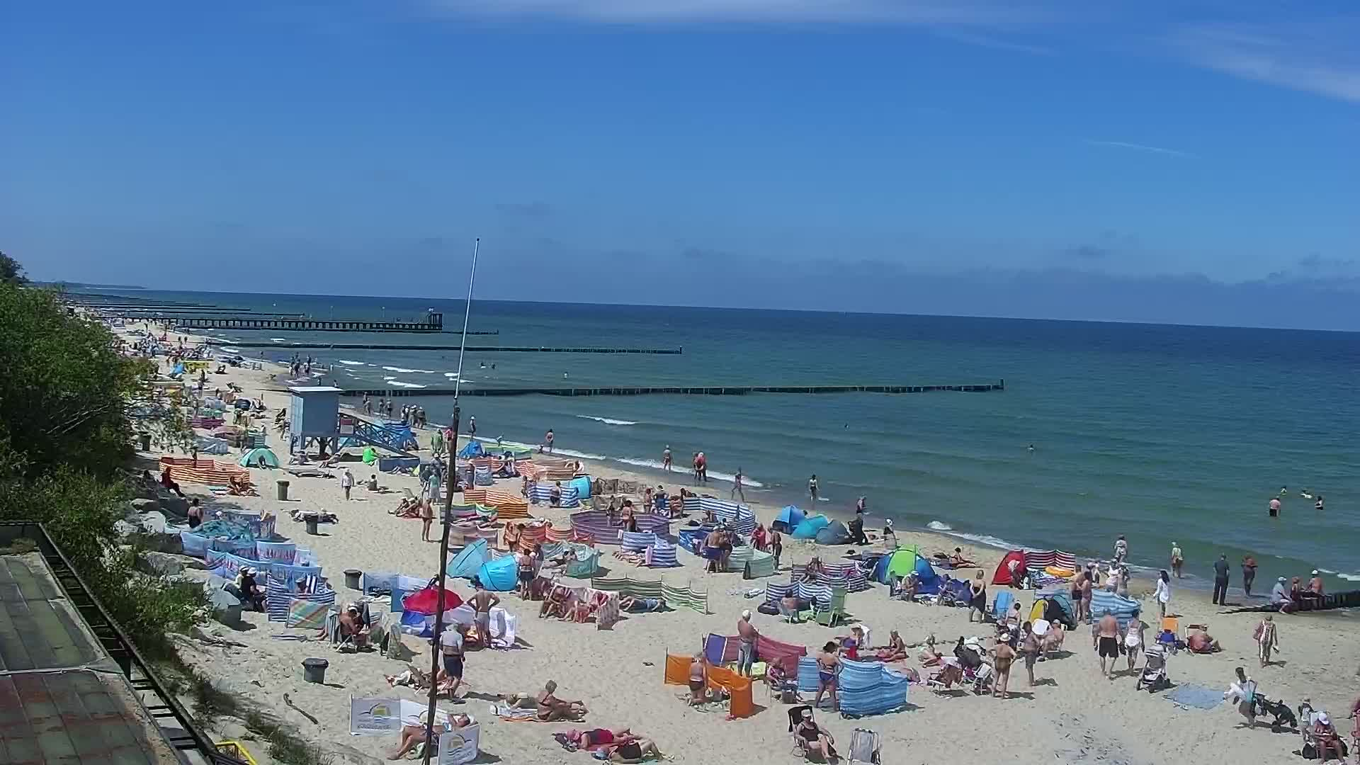 Screen z kamery na plażowiczów wypoczywających w Ustroniu Morskim