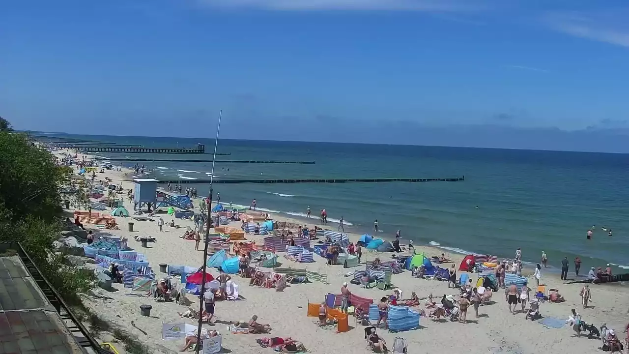 Screen z kamery na plażowiczów wypoczywających w Ustroniu Morskim