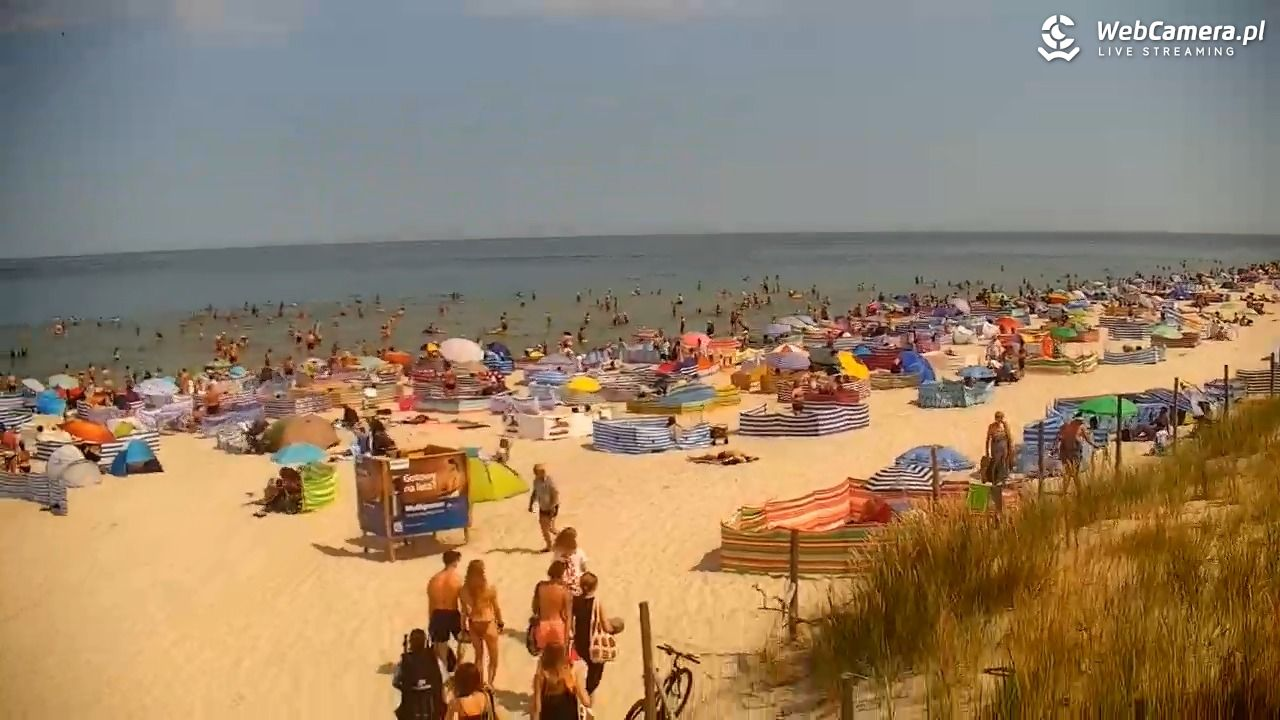 Screen z kamery na zatłoczoną plażę w Dębkach - uff jak gorąco, lato 2022 r.