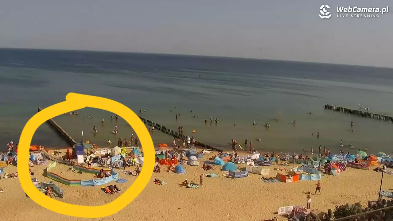 widok z kamery na plażę w Mielnie. Zdjęcie błyskawicznie stało się hitem sieci, masowo komentowane na portalach w całym kraju, podpisując go "Król parawaningu".