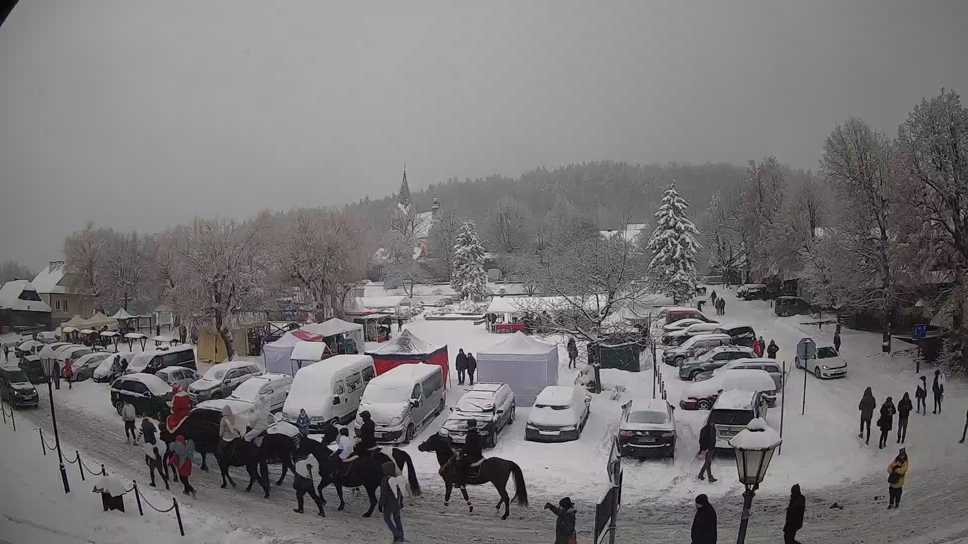 Zdjęcie z kamery na grudniowy uroczysty pochód ulicami miasta Lanckorony