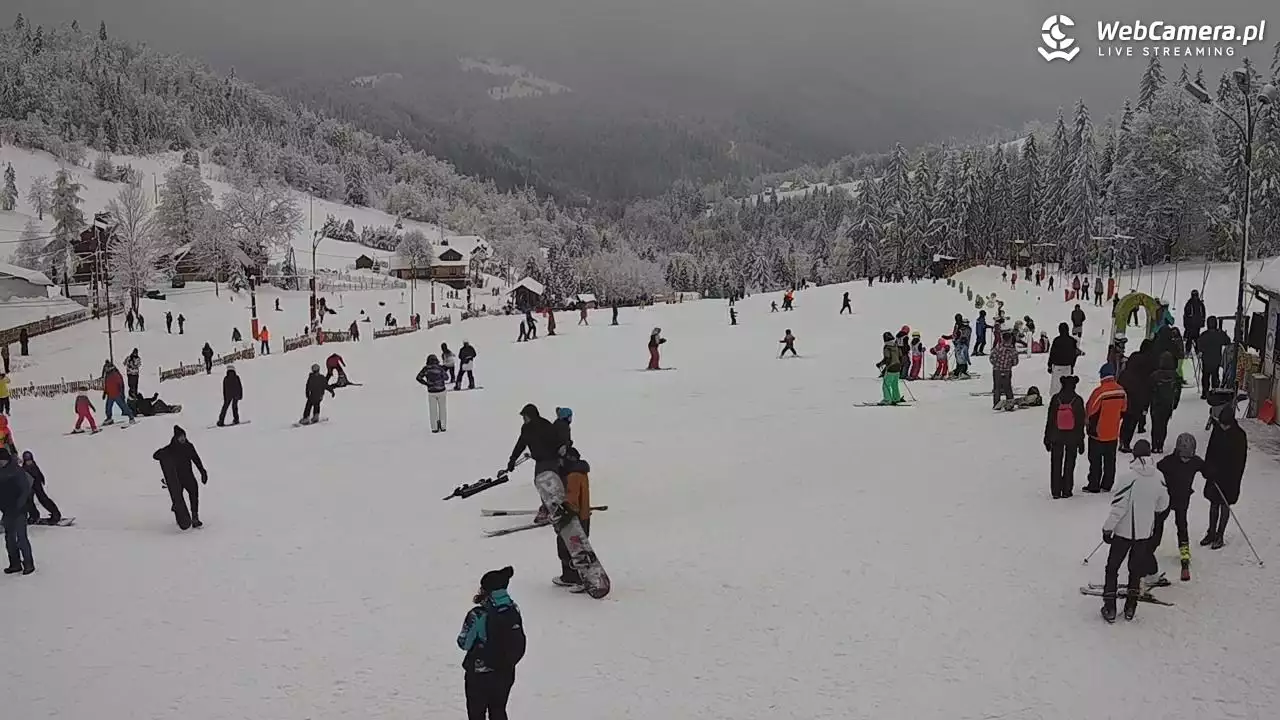 widok na narciarzy o ośrodku Biały Krzyż na Przełęczy Salmopolskiej w Szczyrku