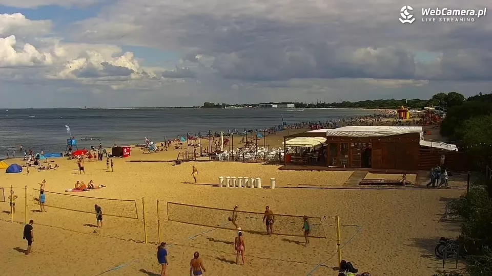 Spróbuj różnych sportów plażowych, takich jak siatkówka, piłka nożna, frisbee czy rakieta plażowa.