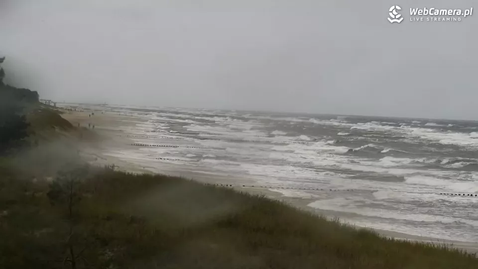 zdjęcie: sztorm nad Bałtykiem - widok na plażę w Dźwirzynie