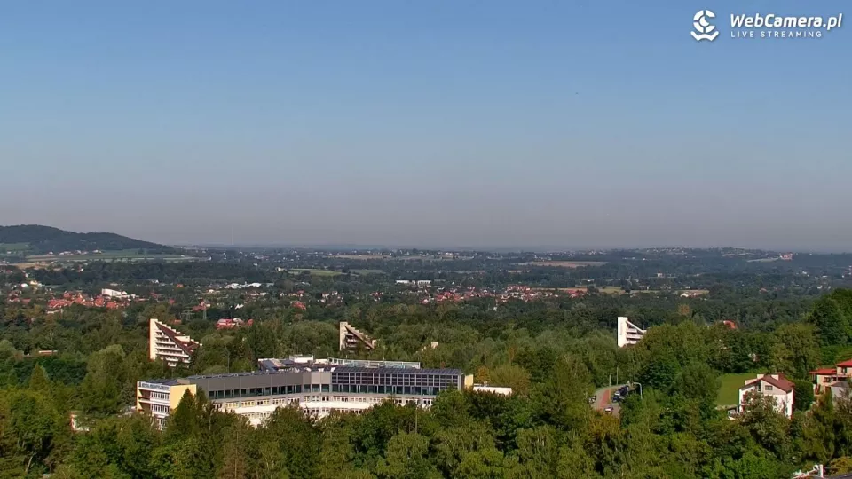Kamera prezentuje panoramiczny widok na okolice Beskidu Śląskiego, który rozpościera się z obiektu Równica w Uzdrowisku Ustroń