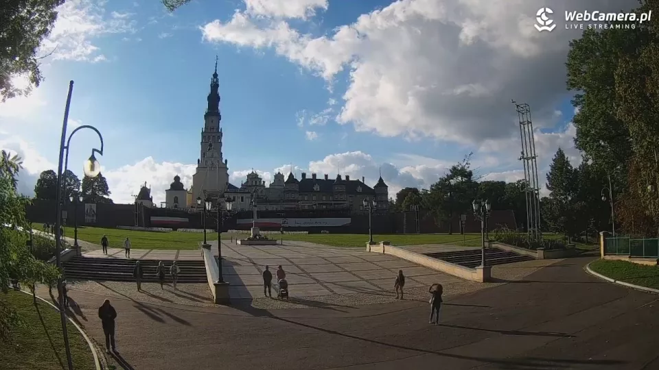 widok z kamery na Jasną Górę w Częstochowie - Jedno z najważniejszych miejsc kultu maryjnego oraz centrum pielgrzymkowe katolików w Polsce.