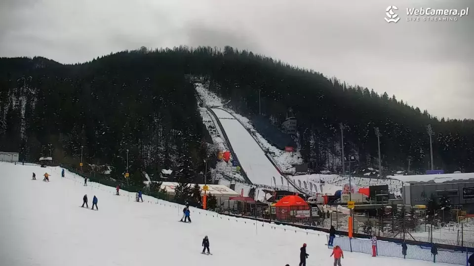 Widok z kamery na Kompleks pięciu skoczni narciarskich Średniej Krokwi im. Bronisława Czecha w Zakopanem.