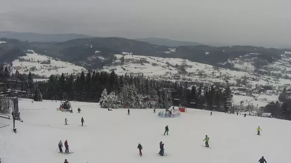 widok z kamery na górną część stoku narciarskiego Kompleks Beskid Spytkowice