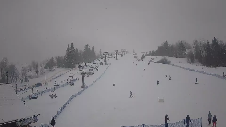 Widok z kamery na dolny odcinek tras narciarskich w Witowie