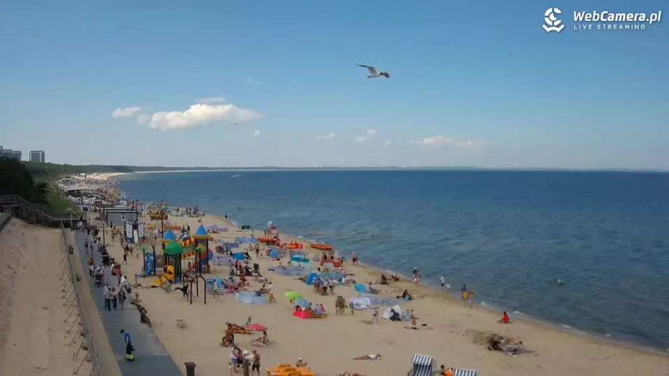 Zdjęcie na plażę pełną wypoczywających turystów w Międzyzdrojach 