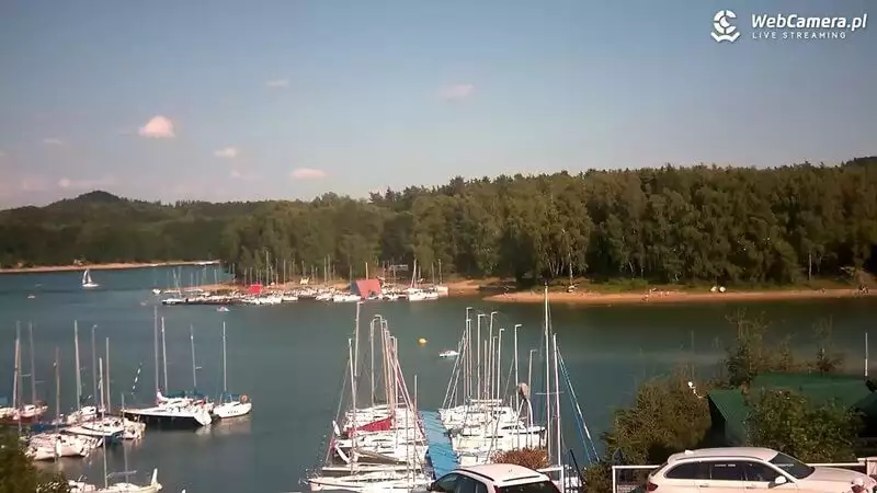Polańczyk - widok na żaglówki przycumowane na jeziorze Solińskim 